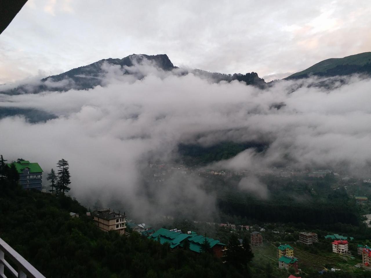 Hotel Seven Hills Manali Esterno foto