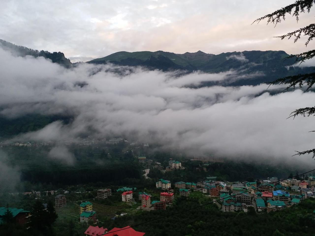 Hotel Seven Hills Manali Esterno foto
