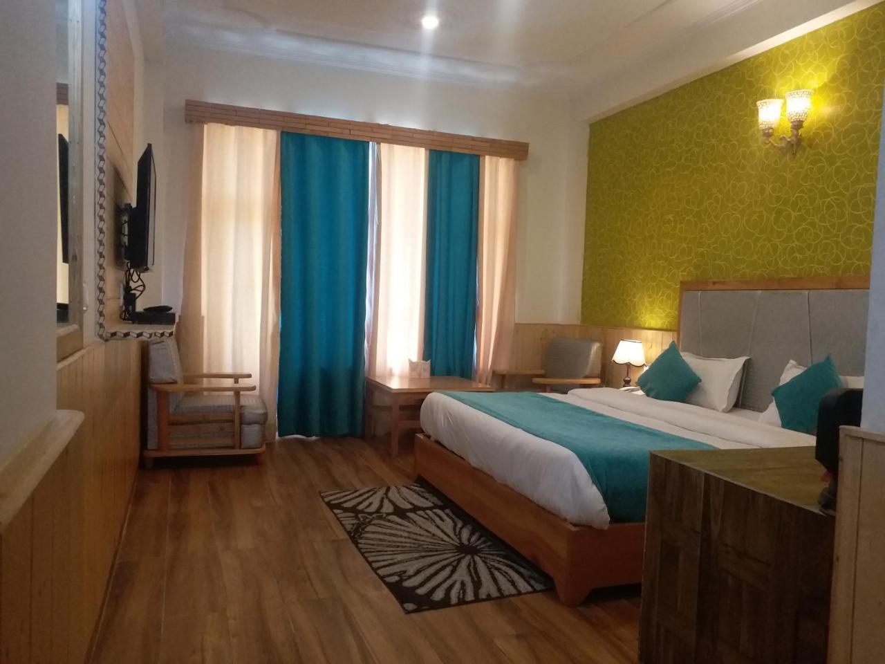 Hotel Seven Hills Manali Esterno foto